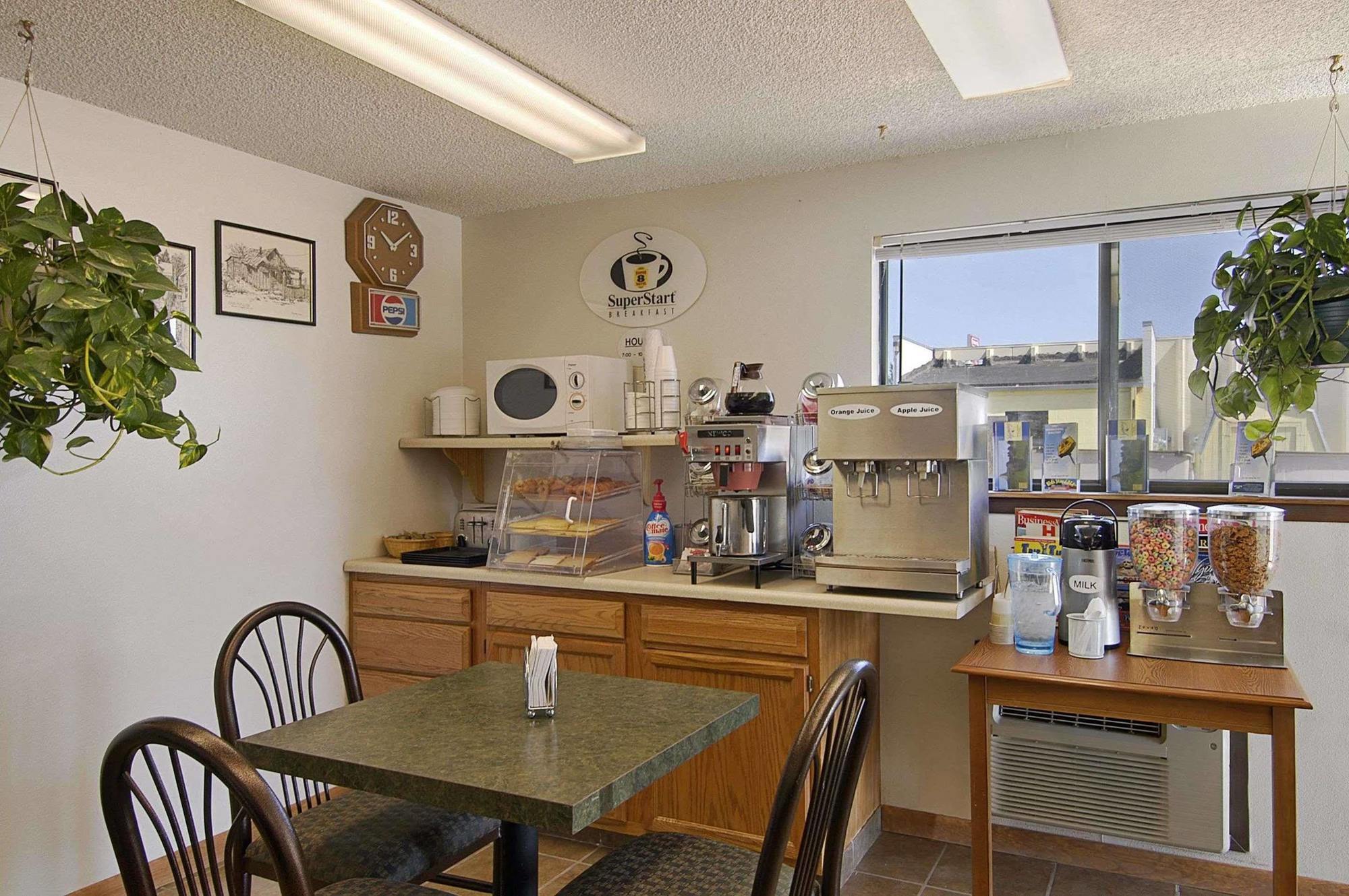 Super 8 By Wyndham Douglas Esterno foto